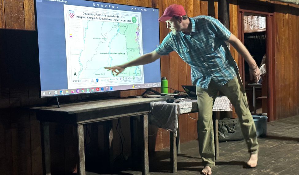 _Brasilien_Amazonasurwald_David Salisbury erklärt Klimawandel Asháninka-Gemeinschaft Apiwtxa vom Amonia Fluss 1__C Eliane Fernandes