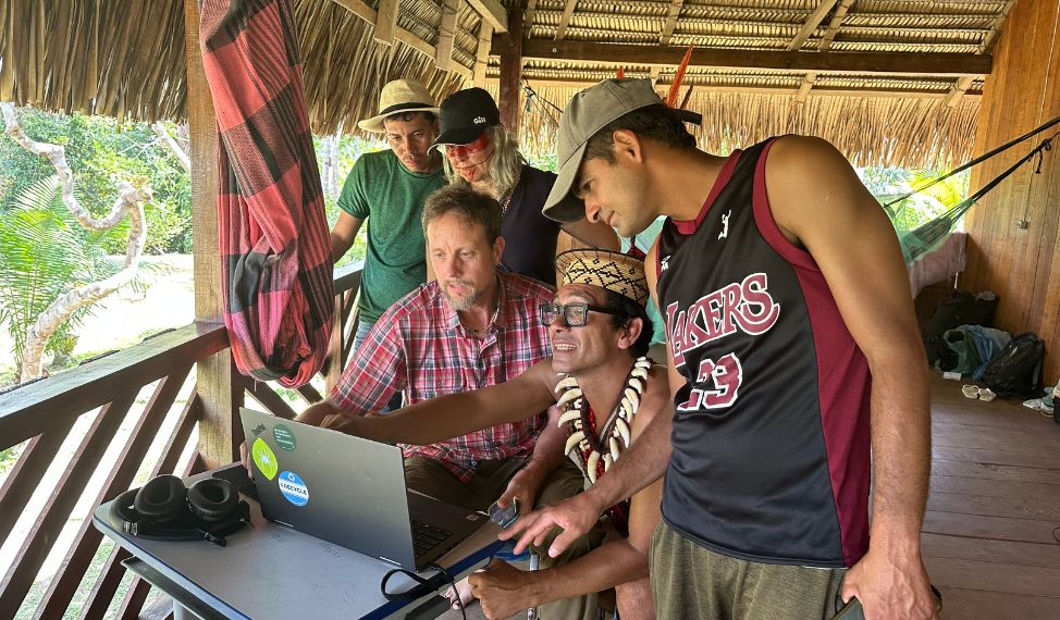 Brasilien_Amazonasurwald_David Salisbury und Benki Landkarten in Asháninka-Gemeinschaft Apiwtxa vom Amonia Fluss__C Eliane Fernandes