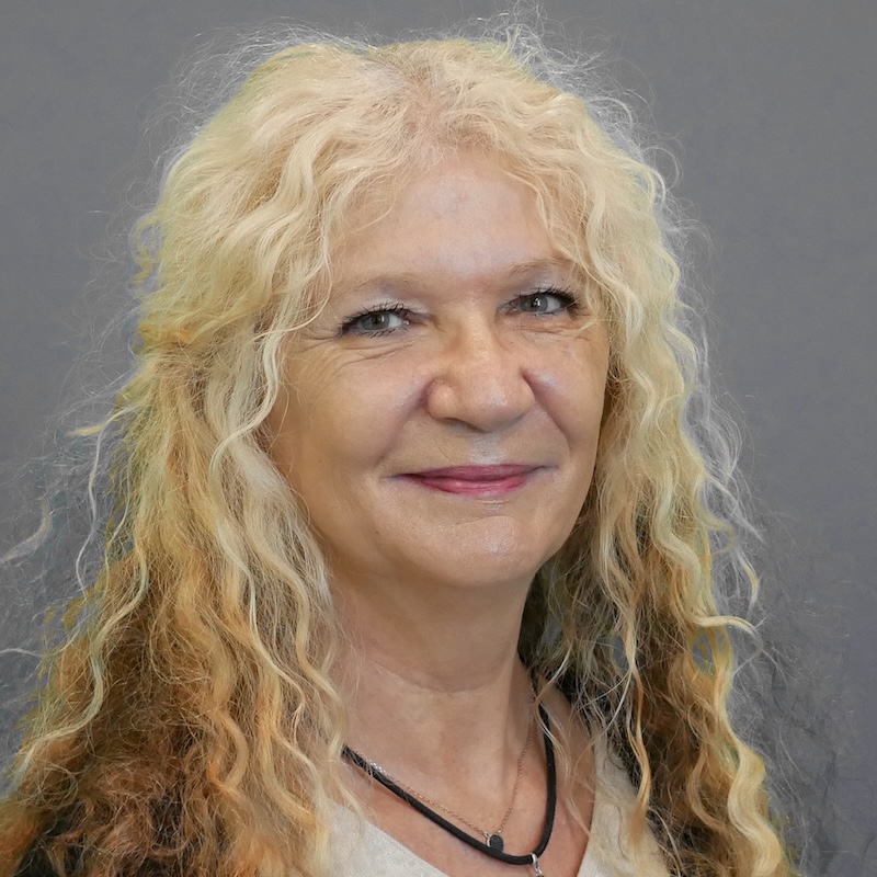 Frau mit blonden, gewellten Haaren