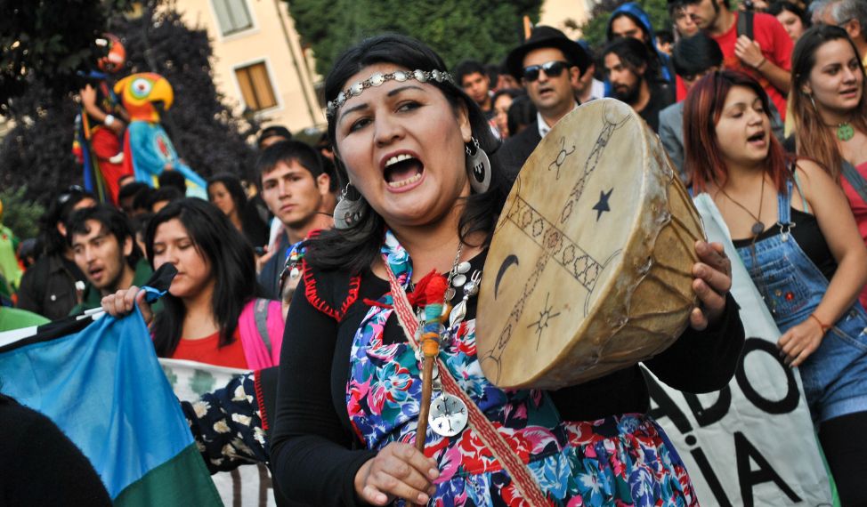 Der Widerstand der Mapuche hält bis heute an. Immer wieder tun sie ihre Forderungen auf Demonstrationen kund. Foto: Esteban Ignacio / Flickr / CC BY-ND 2.0 / https://www.flickr.com/photos/24757899@N06/6696560079  