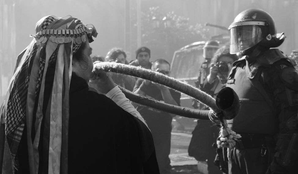Auf friedlichen Widerstand antworten nationale Sicherheitskräfte häufig mit Gewalt und Repression. Foto: Manuel Muñoz Sepulveda / Flickr / CC BY-NC-ND 2.0 / https://www.flickr.com/photos/145164972@N05/29034109204/in/gallery-24900636@N06-72157719598559162/