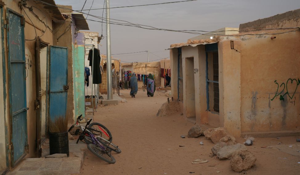 Eine Straße mit Läden im Geflüchtetenlager Smara in Algerien. © Jörg Tiedjen