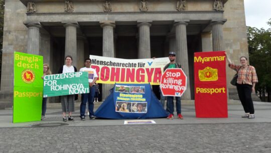 Mit Flüchtlingszelt vor der Neuen Wache in Berlin an tragisches Schicksal der Rohingya erinnert