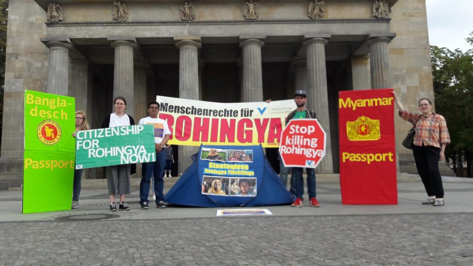 Mit Flüchtlingszelt vor der Neuen Wache in Berlin an tragisches Schicksal der Rohingya erinnert