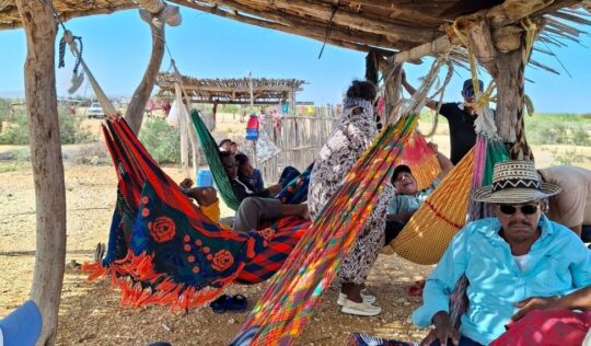 Wayuu Männer entspannen in den traditionellen, handgehäkelten Hängematten. Foto: Jan Königshausen / GfbV