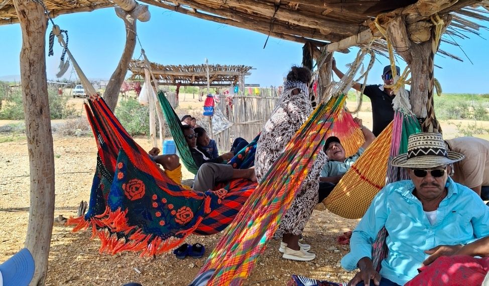 Wayuu Männer entspannen in den traditionellen, handgehäkelten Hängematten. Foto: Jan Königshausen / GfbV