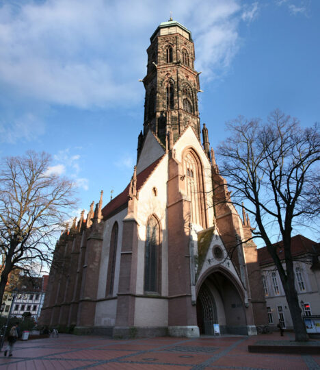 Turmbläser und Glockenspieler der St. Jacobikirche in Göttingen lassen Choral für verfolgte Christen im Irak erklingen