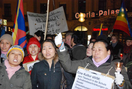 Gesellschaft für bedrohte Völker mahnt in Hannover: „VW fährt für Olympia – bitte nicht durch Tibet, Herr Wulff!“
