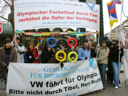 Gesellschaft für bedrohte Völker mahnt in Hannover: „VW fährt für Olympia  – bitte nicht durch Tibet, Herr Wulff!“