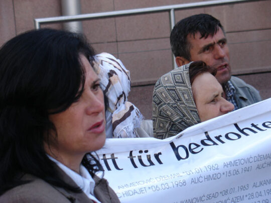 Aus sicherem UN-Bereich vertrieben: Niederländische Blauhelme lieferten Schutz suchende Bosnier an serbische Mörder aus