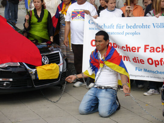 VW macht sich zum Handlanger Pekings! – Menschenrechtler fordern Engagement für Freilassung inhaftierter Tibeter