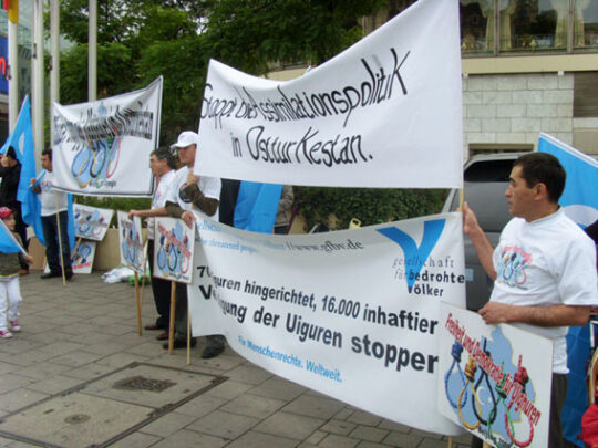 Olympic torch-run becomes a farce – Uighurs demonstrate against the violation of their human rights