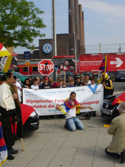 Human rights demonstration for Tibet in front of Volkswagen factory Volkswagen (VW) is making itself a tool of Peking !