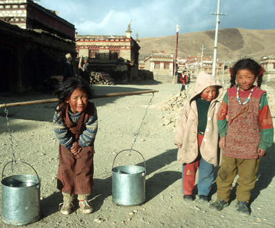 China begeht kulturellen Völkermord in Tibet – Report dokumentiert Zerstörung der Sprache, Kultur, Religion und Identität