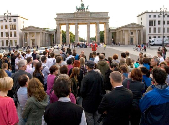 Aktionskünstler inszenieren Versagen des UN-Krisenstabes 1995 – GfbV erinnert an Ablehnung einer rettenden Intervention in Bosnien durch CDU/CSU, SPD, FDP, GRÜNE und PDS