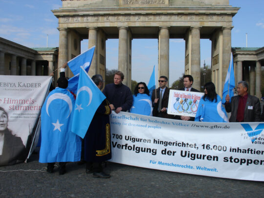 „Chinesischem Staatsterror gegen Uiguren Einhalt gebieten!“ – Exil-Uiguren protestieren mit Menschenrechtlern in Berlin
