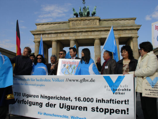 Chinesischem Staatsterror Einhalt gebieten! Pekings Politik der Zwangsassimilierung zerstört Identität der Uiguren