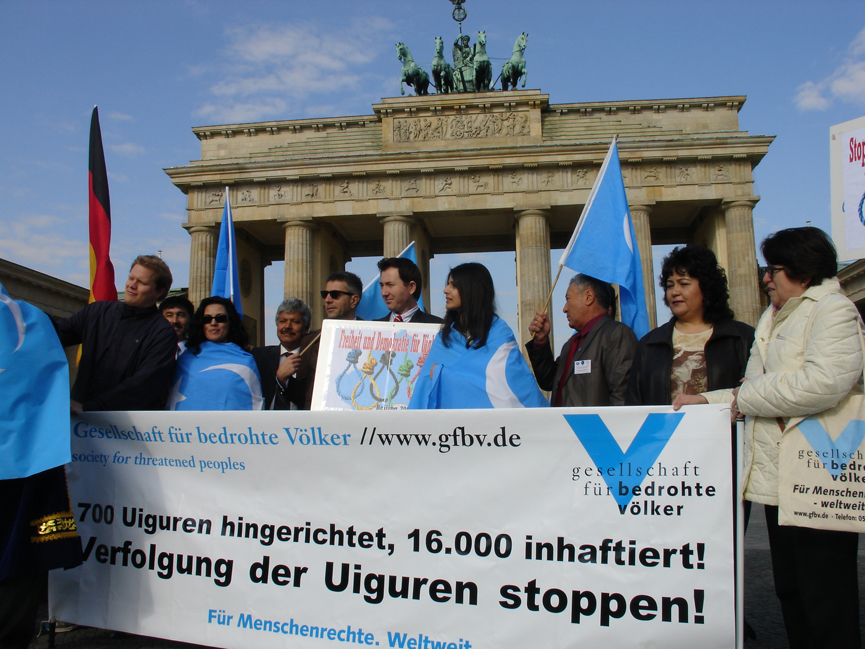 Chinesischem Staatsterror Einhalt gebieten! Pekings Politik der Zwangsassimilierung zerstört Identität der Uiguren