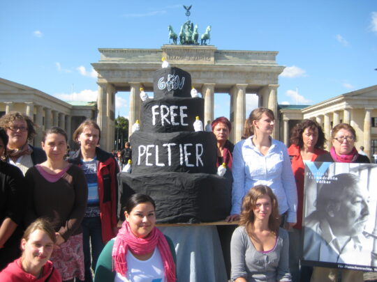 Zum 65. Geburtstag von Leonard Peltier: Menschenrechtsaktion vor US- Botschaft in Berlin: Indianischer Bürgerrechtler seit 33 Jahren unschuldig in Haft – Bitte schenken Sie Leonard Peltier die Freiheit, Präsident Obama!