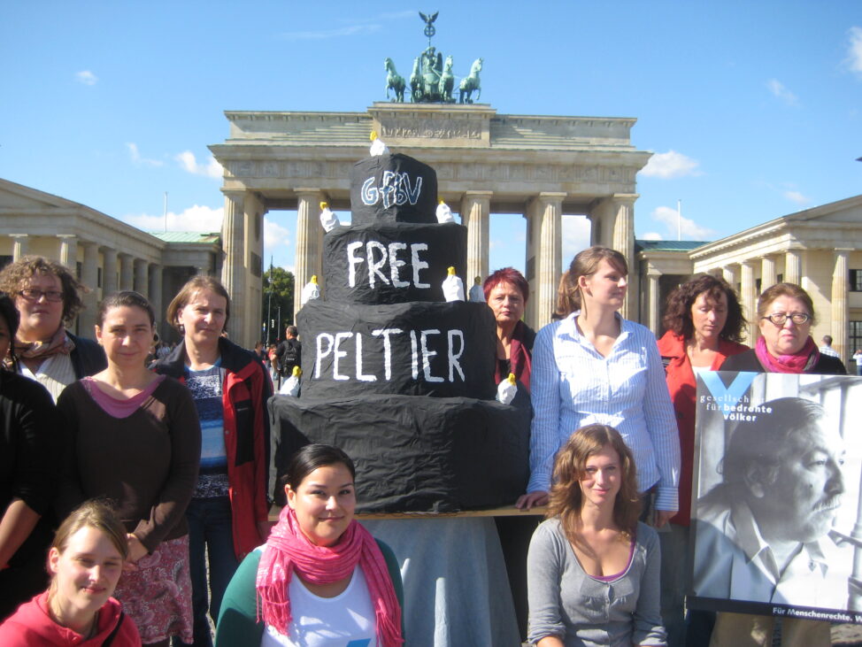 Zum 65. Geburtstag von Leonard Peltier: Menschenrechtsaktion vor US- Botschaft in Berlin: Indianischer Bürgerrechtler seit 33 Jahren unschuldig in Haft – Bitte schenken Sie Leonard Peltier die Freiheit, Präsident Obama!