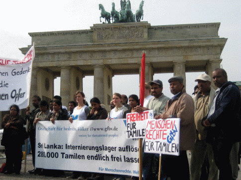 280.000 tamilische Zivilisten endlich freilassen Menschenrechtler errichten Flüchtlingszelt vor Brandenburger Tor: Europa muss sich für Auflösung der Internierungslager in Sri Lanka einsetzen!