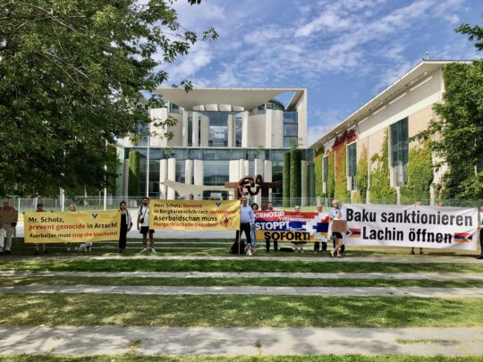 GfbV überreicht Appell an Bundeskanzler Scholz