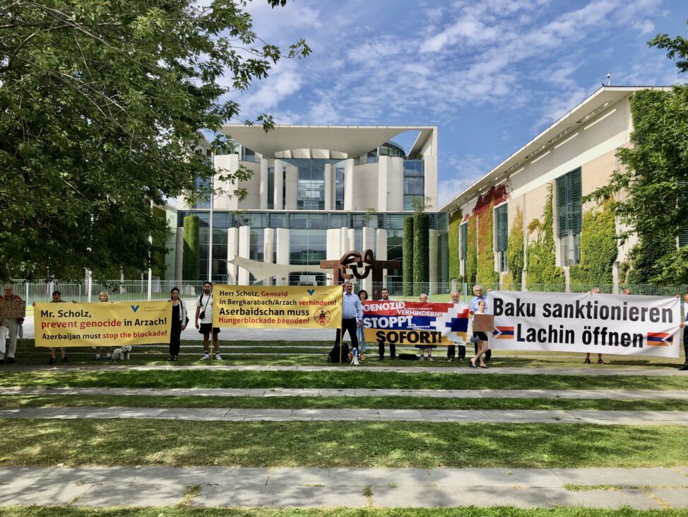 GfbV überreicht Appell an Bundeskanzler Scholz