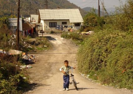 „A forgotten promise“ – Benefiz-Fotoausstellung für bleivergiftete Roma- Flüchtlinge im Kosovo