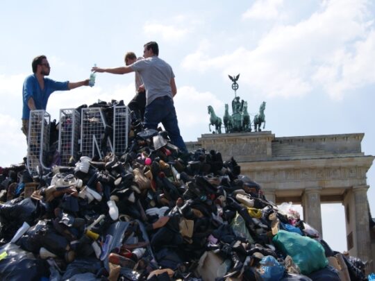 16.744 Schuhe vor Brandenburger Tor erinnern an Srebrenica und das Versagen der UN und Europas