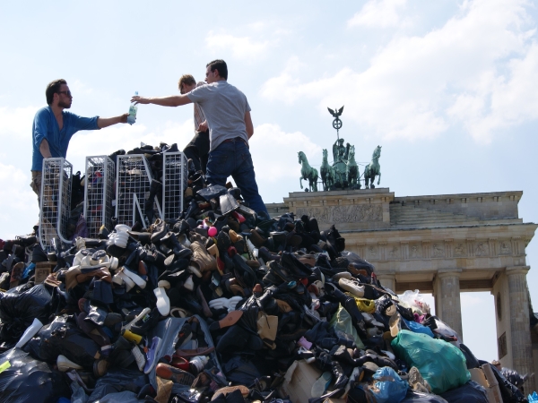 16.744 Schuhe vor Brandenburger Tor erinnern an Srebrenica und das Versagen der UN und Europas