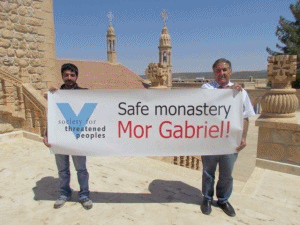 Gesellschaft für bedrohte Völker (GfbV) hat zu dieser Stunde eine Mahnwache für das Kloster Mor Gabriel in der Südost Türkei vor Ort begonnen