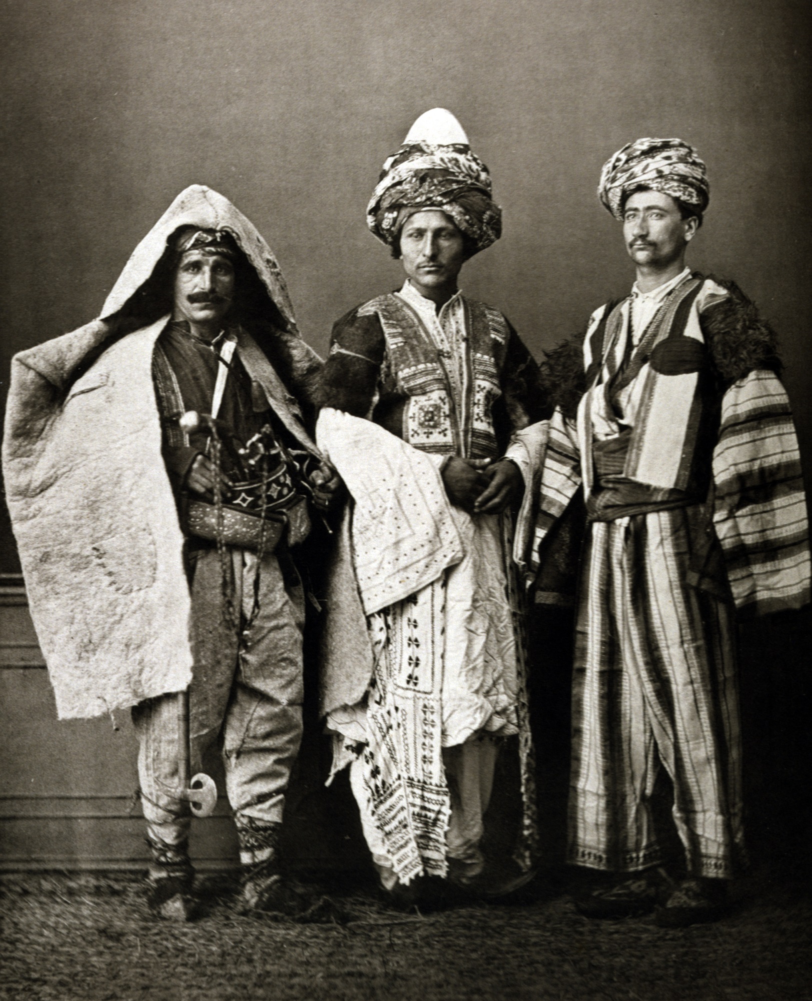 https://de.wikipedia.org/wiki/Datei:Diyarbekir_shepherd,_Mardin_Kurd,_Aljazeera_Kurd,_1873.jpg