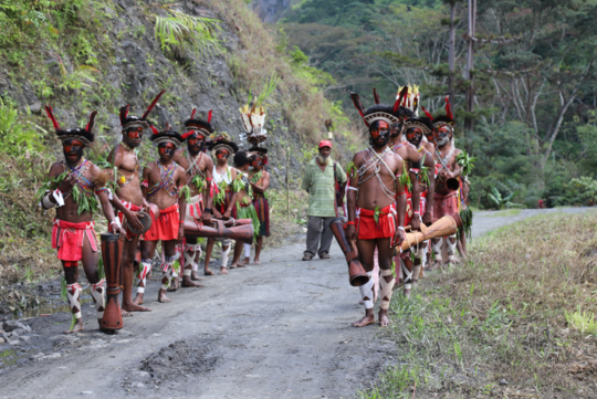 Willkommen: Essensübergabe in Papua-Neuguinea
