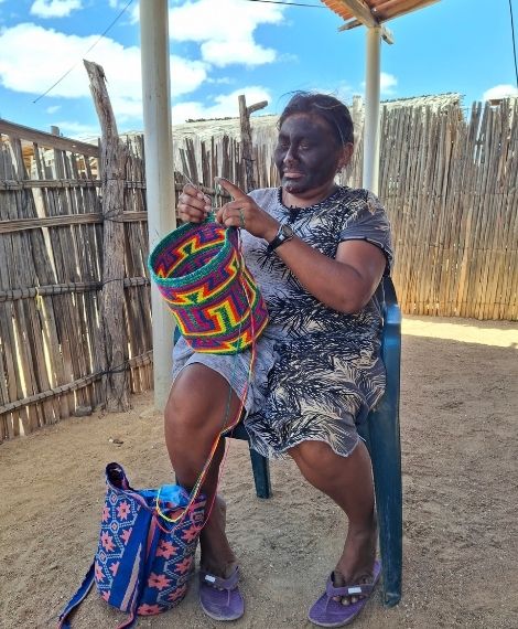 Traditionelle Mochilas (Taschen) der Wayúu. Zum Schutz vor der Sonne schmieren sich viele das Gesicht mit Chepa, einer Mischung aus Lehm und Sand, ein. Foto: Jan Königshausen / GfbV