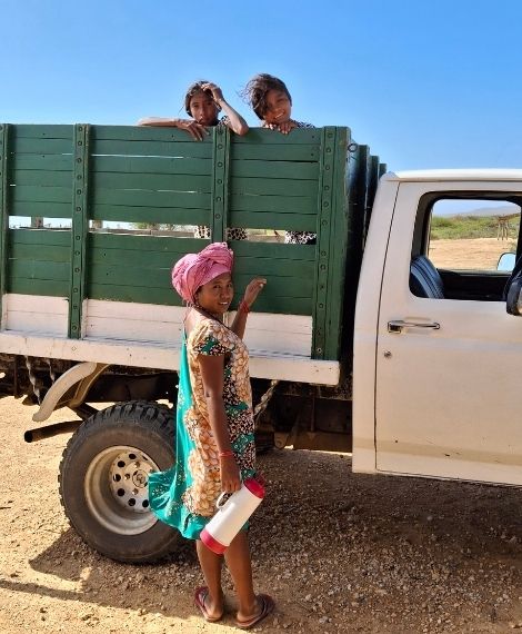 Wayúu Frau mit ihren Töchtern bei einer sozialen Zusammenkunft. Neben der Aufsicht ist sie auch für das leibliche Wohl der Gäste zuständig. Foto: Jan Königshausen / GfbV
