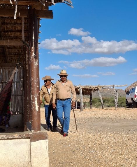 Zwei männliche Wayuu-Anführer schreiten mit stolzen Gang zu ihren Verwandten. Foto: Jan Königshausen / GfbV
