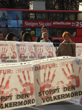 4.000 rote Hände vor der Neuen Wache in Berlin – Völkermord-Überlebende aus Srebrenica, Ruanda, Armenien und Südsudan mahnen: Rettet Darfur!