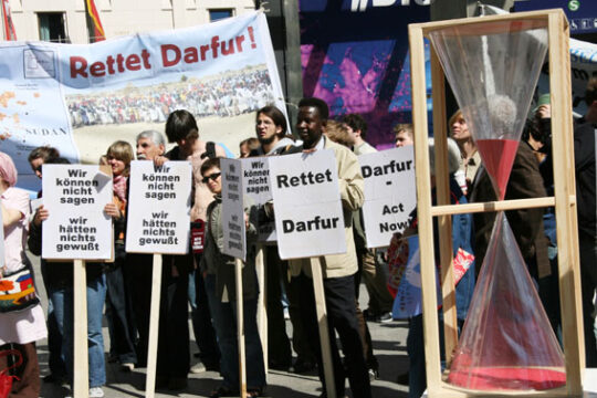 Ohrenbetäubender Protest in Berlin gegen Völkermord in Darfur