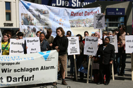 Ohrenbetäubender Protest in Berlin gegen Völkermord in Darfur