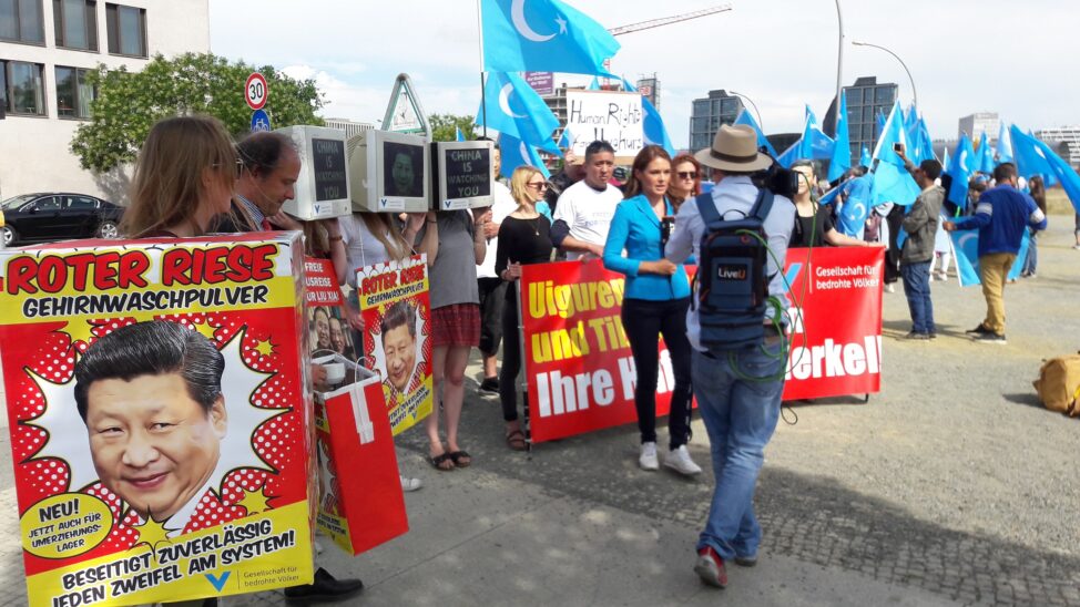 China: Bunte Menschenrechtsaktion in Berlin für die Schließung von Umerziehungslagern