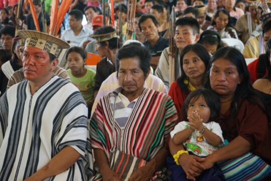 Indigene Repräsentanten aus Peru und Brasilien bereiten sich auf den Klimagipfel vor