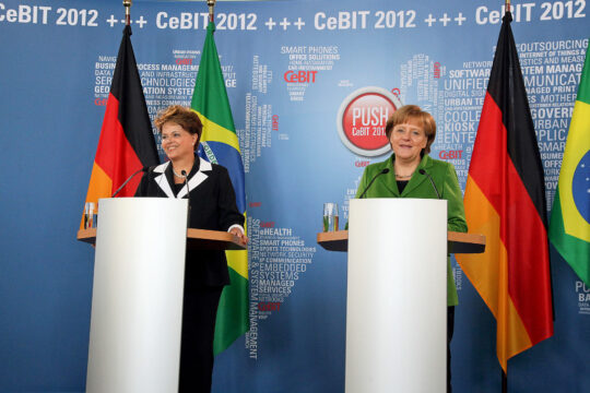 Brasilien: Merkel soll sich für bedrängte Indigene einsetzen