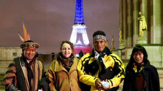Delegation der Amazonasindigene beim Weltklimagipfel in Paris