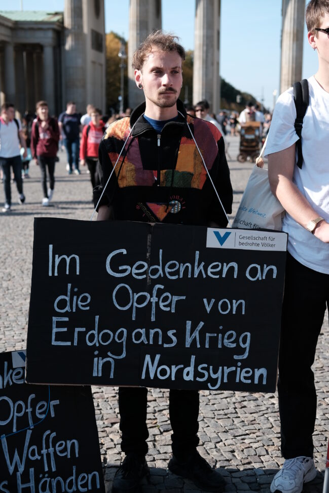 Zwei Jahre nach der türkischen Invasion (9.10.)