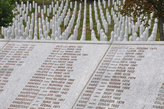 Bosnien: Urteil gegen Mladic – Aktion in Den Haag: ALLE Kriegsverbrecher zur Rechenschaft ziehen!
