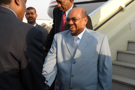 Wird Sudans Staatspräsident Bashir nach Den Haag überstellt?