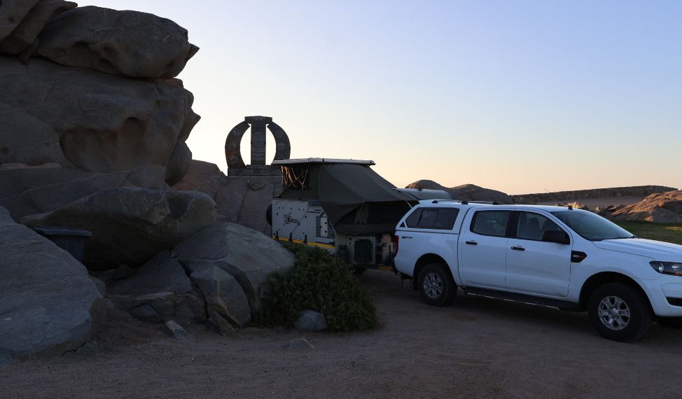 Shark Island: Auf der Fläche des ehemaligen Konzentrationslagers war bis Ende 2025 ein Campingplatz. April 2025, ǃNamiǂNûs, Namibia. Foto: Sarah Neumeyer/GfbV