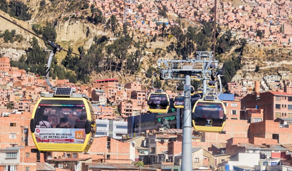 Ein Seilbahnnetz verbindet die Hauptstadt La Paz mit der Schwesterstadt El Alto. Mittlerweile leben hier mehr Menschen als in La Paz selbst - Ein Großteil der Einwohner sind Aymara. Foto: Dan Lundberg / Flickr / CC BY-SA 2.0 / https://www.flickr.com/photos/9508280@N07/37926547286/