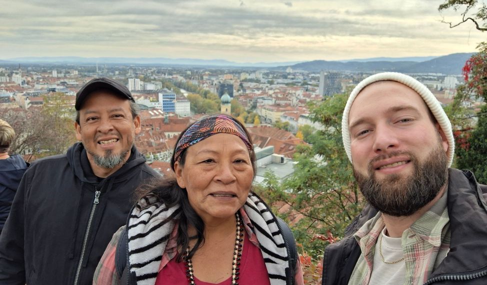 GfbV-Referent Jan Königshausen (rechts) mit Eduardo Pichilingüe und Manuela Omari Ima, der Gründerin der Frauenorganisation der Waorani, in Graz. Foto: GfbV
