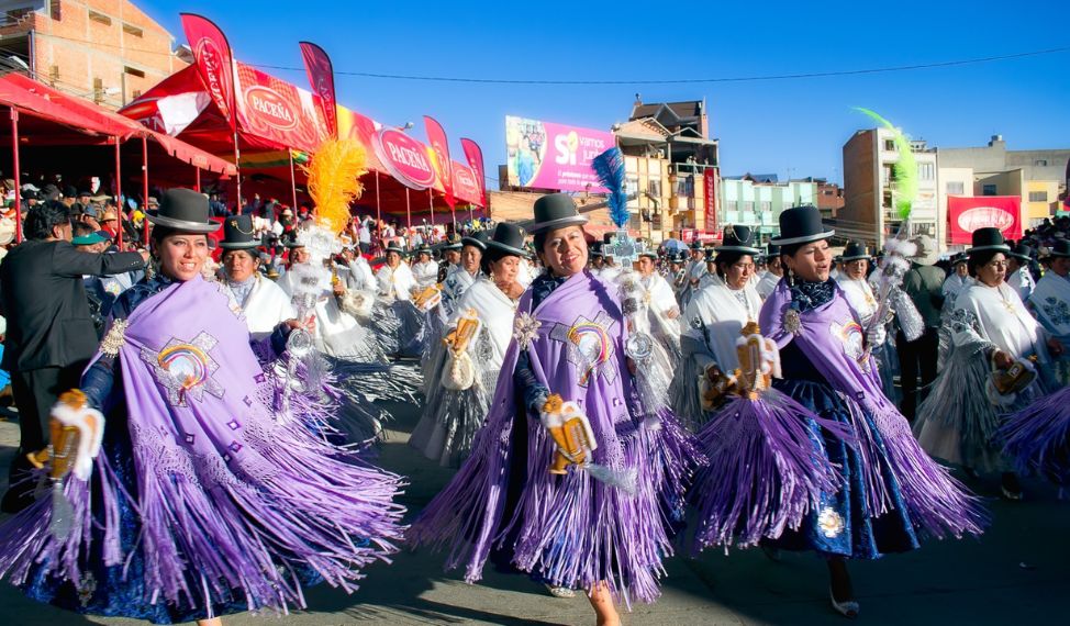 Cholitas auf einem Straßenfest in La Paz. Nach Jahrhunderten der Diskriminierung werden sie als unahängige, selbsstbewusste Frauen zuhnemend zum Ausdruck eines neuen indigenen Selbstbewusstsein. Foto: Hugo Nestor Quispe Saire / Flickr / CC BY 2.0 / https://www.flickr.com/photos/uverhq/7580624808/